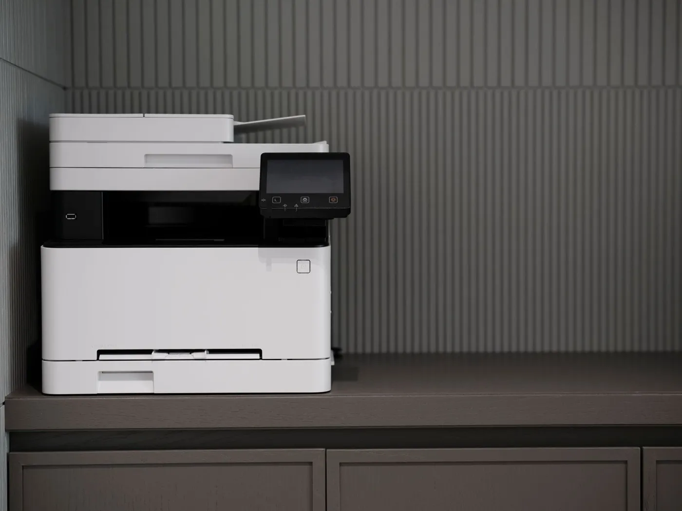 Een printer op een bureau.